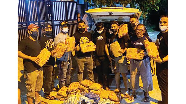 dua karung ganja — Pria asal Bukittinggi berinisial AS (20) ditangkap Tim Satresnarkoba Polresta Padang menyelundupkan dua karung ganja kering.