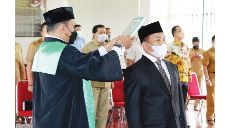 PELANTIKAN DIREKTUR— Bupati Agam Andri Warman melantik Hendri Chaidir sebagai Direktur PDAM Tirta Antokan.