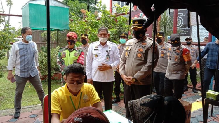 TINJAU—Kapolres Sawahlunto Ricardo Condrat Yusuf dan Kalapas Narkoba Sawahlunto Nasir langsung meninjau warga binaan yang akan divaksin.