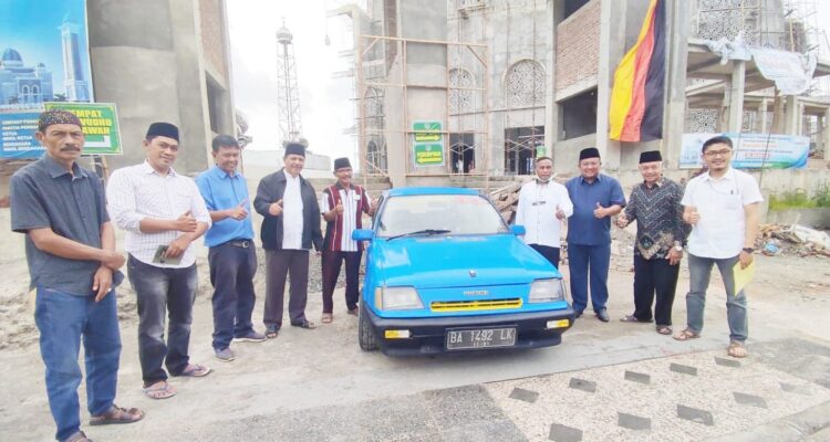 MOBIL WAKAF—Lelang mobil waqaf untuk Masjid Tabligiyah Garegeh Kota Bukittinggi dilepas dengan harga Rp22 juta.