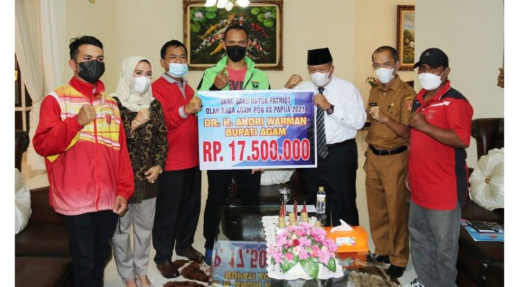 LEPAS--Bupati Agam Andri Warman lepas tujuh atlet asal Luak Agam yang akan berangkat ke PON Papua sekaligus menyerahkan uang saku.