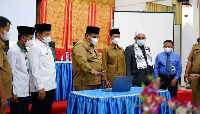 LUNCURKAN—Bupati Padangpariaman Suhatri Bur kemarin meluncurkan Sistem Informasi Penghafal Al-Quran.