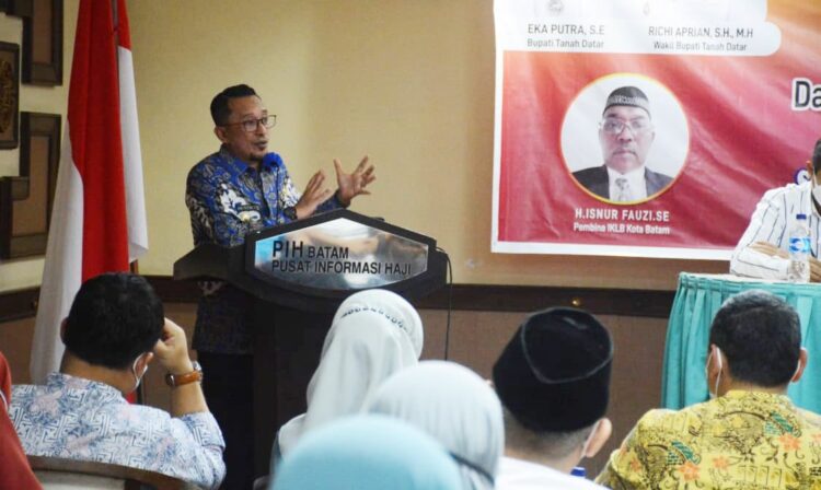 DIALOG BERSAMA PERANTAU—Bupati Tanahdatar Eka Putra melakukan dialog dengan perantau Batam untuk meningkatkan kemajuan daerah.