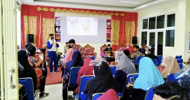 Sasar Mahasiswa IAIN Batusangkar, Menara Agung Edukasi Keselamatan Berkendara 1 SOSIALISASI-Instruktur Safety Riding Menara Agung, Riandy Monru tengah memberikan materi kepada peserta seminar Safety Riding di IAIN Batusangkar.