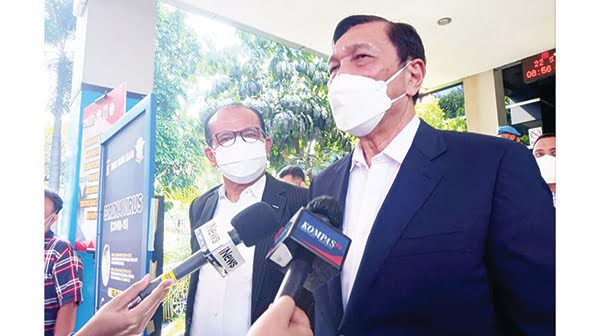 KETERANGAN—Menteri Koordinator Bidang Kemaritiman dan Investasi Luhut Binsar Pandjaitan saat memberikan keterangan kepada awak media di Polda Metro Jaya, Rabu 22 9  2021.