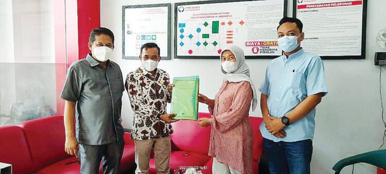 SERAHKAN DOKUMEN— Ketua DPRD Kabupaten Solok Dodi Hendra didampingi Sekretaris DPD Gerindra Sumbar, Evi Yandri menyerahkan laporan kepada Kepala Ombusdman RI Perwakilan Sumbar, Yefri Hariani.