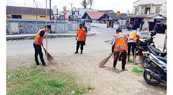 PELANGGAR PROKES— Puluhan warga yang terjaring Operasi Yustisi tim gabungan BPBD, TNI, Polri, Satpol PP dikenakan sanksi sosial menyapu jalan.