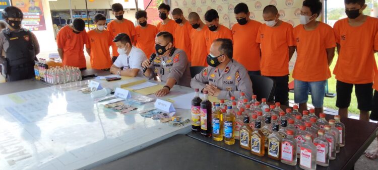 Polisi Tangkap 18 Tersangka Judi di Kabupaten Sijunjung, Selama Ops Pekat Ratusan Botol Miras dan Tuak Disita 1 PELAKU JUDI--Jajaran Polres Sinjujung gelar jumpa pers soal penangkapan 18 pelaku judi beserta barang bukti (BB) serta miras dengan berbagai merek dalam operasi Pekat.