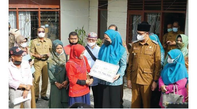 Pemko dan Ormas Bantu Korban Kebakaran Pasar Bawah 1 BANTUAN— Pemko Bukittinggi berasma organisasi kemasyarakat (ormas) memberikan bantuan kepada korban kebakaran Pasar Bawah.