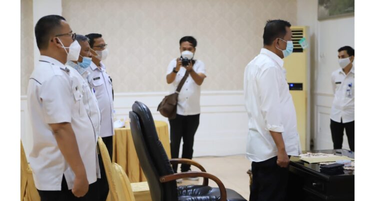 PEMBUKAAN—Rusma Yul Anwar, membuka acara bimbingan teknis (Bimtek) pemeringkatan Pejabat Pengelola Informasi Daerah (PPID) Kabupaten Pesisir Selatan (Pessel), secara virtual dari Pandopo Rumah Dinas Bupati setempat, Rabu (22/9).