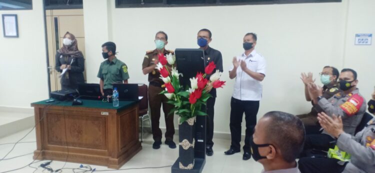 LAUNCHING—Ketua Pengadilan Negeri Batusangkar Agus Windana SH disaksikan Kajari Tanahdatar Hardijono Sidayat.SH.MH serta Kasat Reskrim Iptu Syafri melaunching  program SIPEPEN.