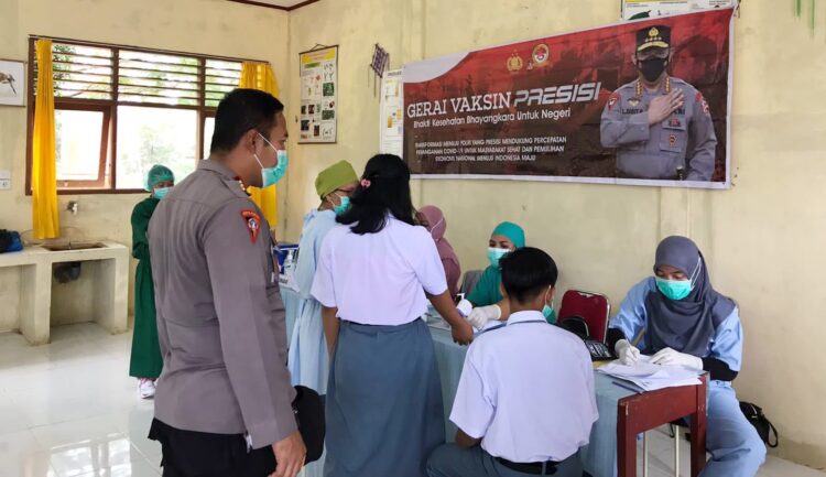 TINJAU—Kapolres Mentawai AKBP Mu’at meninjau kegiatan gerai vaksinasi presisi di SMA Setia Plus.