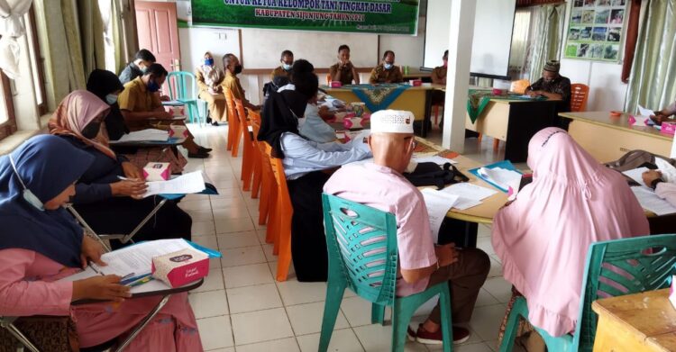 Pasutri Petani Dibekali Sistem Manajemen Keuangan di Kabupaten Sijunjung 1 PELATIHAN— Dinas Pertanian Sijunjung memberikan bekal terhadap pasangan suami isteri petani di Sijunjung dengan pelatihan sistem manajemen keuangan.