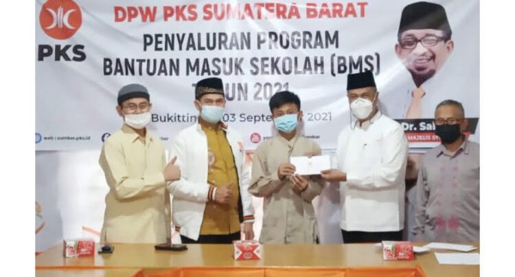 SALURKAN—Peduli Pendidikan, PKS Sumbar menyalurkan dana BMS bagi pelajar dan mahasiswa berprestasi yang terpilih dan prioritas.