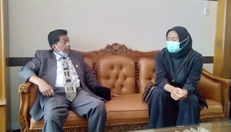 BAHAS--Ketua Pengkot Perbasi Kota Bukittinggi Nofrizal Usra didampingi Pengurus membahas atlet basket putri Bukittinggi yang urung berangkat ke PON XX Papua.