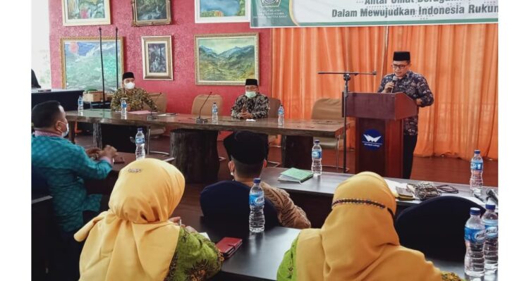 PEMBUKAAN—Kakanwil Kemenag Provinsi membuka Pembinaan Aktor Kerukunan Tokoh Agama Dan Tokoh Masyarakat Kabupaten Tanah Datar.