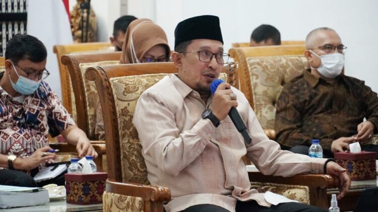 WEBINAR—Bupati Eka Putra didampingi beberapa OPD saat webinar dengan perantau.