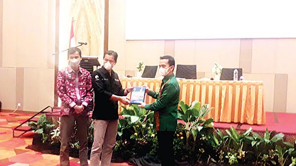 BUKU DATA— Kepala Diskominfo Rudy Rinaldy menyerahkan buku soal satu data kepada Plh Sekda, Edi Hasymi saat Rinaldy pembukaan bimbingan teknis petugas statistik sektoral ”Padang Satu Data”.