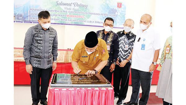 TEKEN MoU— Pemkab Agam bersama Bank Nagari tandatangani nota kesepahaman MoU menyangkut elektronifikasi transaksi.