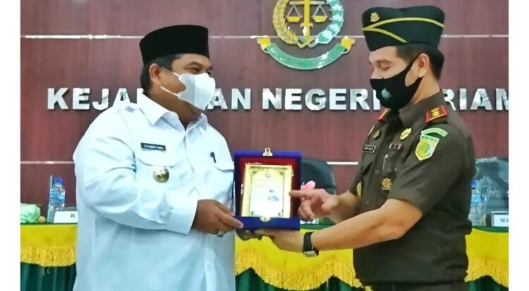 CENDERA MATA— Kepala Kejaksaan Negeri Pariaman, Azman Tanjung, SH terima cendera mata dari Bupati Suhatri Bur.