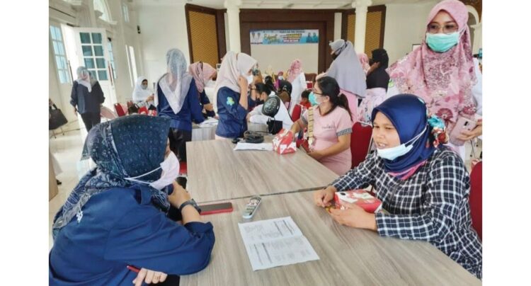 Puluhan Ibu Hamil Jalani Suntik Vaksinasi di Kota Bukittinggi 1 IBU HAMIL— Tenaga kesehatan Pemko Bukittinggi memberikan pelayanan terhadap ibu dalam program gebyar vaksinasi untuk ibu hamil.