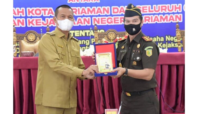 KERJA SAMA— Wali Kota Pariaman H Genius Umar bersama pihak Kejaksaan Negeri Pariaman saat acara, kemarin.
