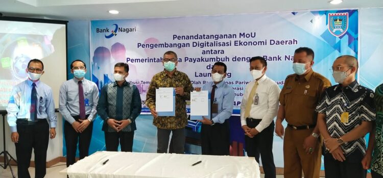 KERJA SAMA— Wali Kota Payakumbuh Riza Falepi usai menandatangani MoU dengan Bank Nagari foto bersama.