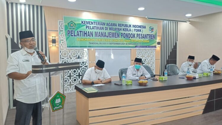 BUKA—Kakankemenag Tanahdatar H Syahrul membuka PDWK bagi pimpinan pondok se Tanahdatar.