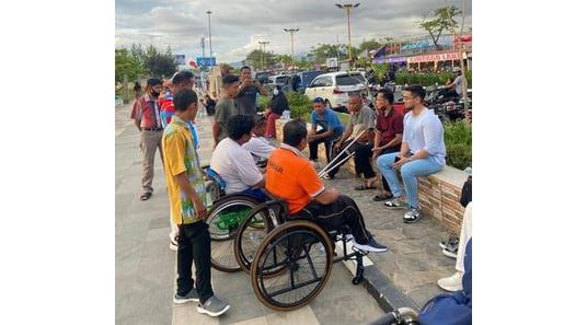 SAMBANGI—Pengurus Pemuda Gebu Minang Sumbar  menyambangi atlet disabilitas di kawasan objek wisata Muara Lasak Kota Padang.