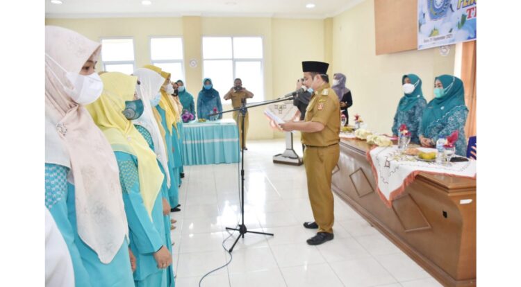DILANTIK— Camat Baso Fauzi melantik kabinet pengurus TP-PKK Baso dan mengharapkan pengurus jangan sampai tak jalan.