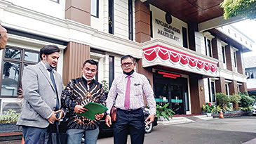 GUGATAN CERAI— Tim kuasa hukum Irfan Azwar, Seprayogi (tengah),  Ilham Muzaki (kanan), Suwirman (kiri) usai mengikuti sidang di Pengadilan Agama Jakarta Selatan.