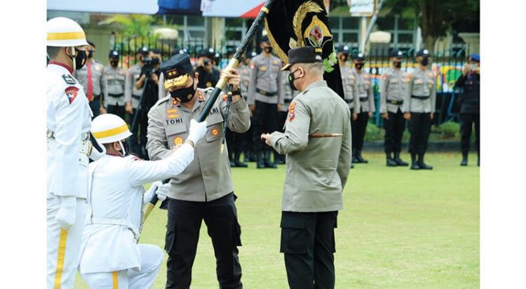 Pol Teddy Minahasa, Kapolda Sumbar yang Baru, Irjen Pol Toni: Pengganti Saya Sosok Polri yang Inovatif 1 SERAHKAN BENDERA— Irjen Pol Toni Harmanto menyerahkan bendera pataka Polda Sumbar kepada Irjen Pol Teddy Minahasa Putra dalam upacara upacara parade perpisahan dan selamat datang.