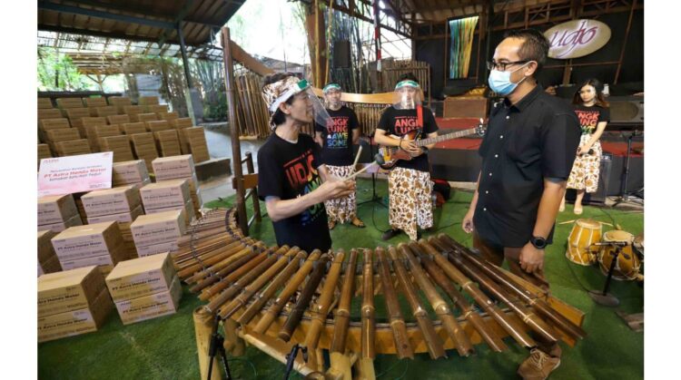 GM Corporate Communication AHM Ahmad Muhibbuddin memberikan bantuan untuk para penggiat budaya di masa pandemi.
