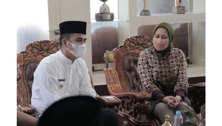 KUNJUNGAN— Pertemuan dengan Bupati Indragiri Hulu disambut Wakil Wali Kota Solok Ramadhani Kirana Putra.