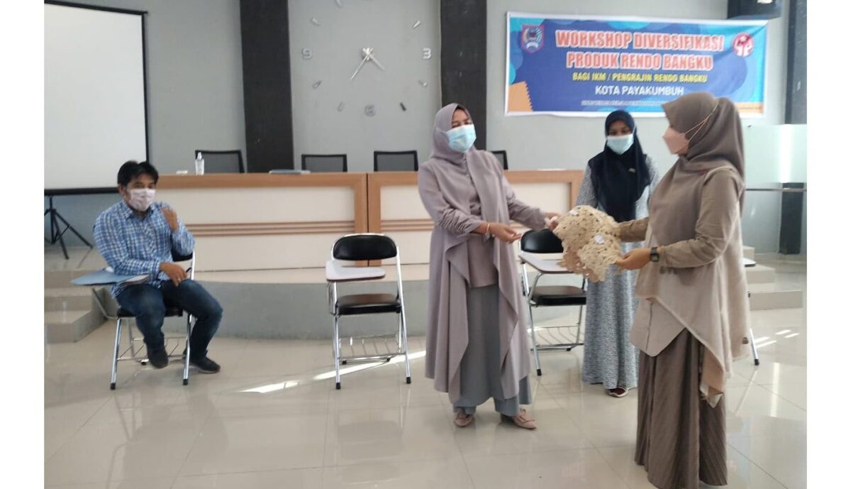 Pesrta pelatihan kerajinan rendo bangku memperlihatkan hasil kerajinan