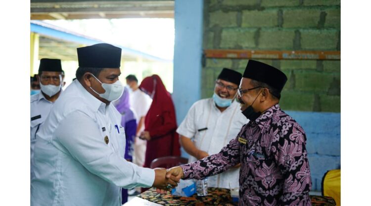 SALAM— Bupati Padangpariaman Suhatri Bur bersalaman dengan jamaah usai kegiatan, kemarin.