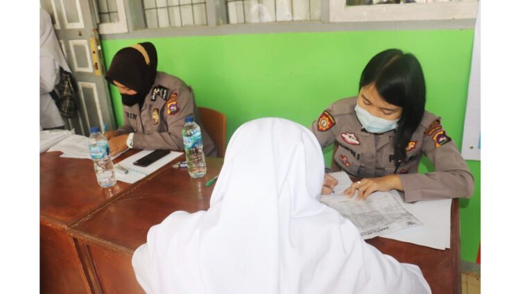 Dukung Vaksinasi Nasional, Sat Intel Polres Tanah Datar Bersama Polsek Rambatan Gelar Vaksinasi Massal Dengan Tema “Gebyar Vaksinasi Badunsanak” di SMA N 1 Rambatan.
