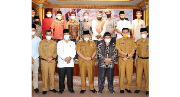 Bupati Agam Andri Warman membuka dengan resmi pelatihan imam dan khatib se-Kabupaten Agam di Hotel Sultan, Kecamatan Ampek Angkek, Senin (27/9).
