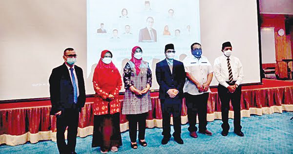 PELUNCURAN BIGSTAR— Jajaran direksi RSUP M Djamil Padang, bersama Rektor UNP Ganefri dan anggota DPD RI Emma Yohanna saat menghadiri peluncuran aplikasi Big Data in Support of Analystical Research (Bigstar), Kamis (23/9).