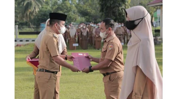 Santunan Ahli Waris Tenaga Kontrak Diserahkan di Kota Solok 1 SERAHKAN SK— Wakil Wali Kota Solok Rahmadhani Kirana Putra menyerahkan SK kenaikan pangkat ASN.