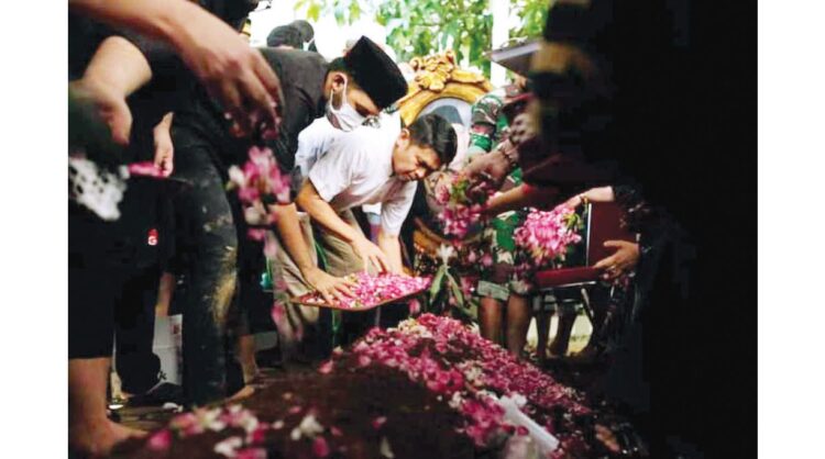 H Amran Sutan Sidi Sulaiman Wafat Dimakamkan di Kompleks Masjid Baiturrahmah 1 PEMAKAMAN— Suasana pemakaman almarhum ayahanda Wako Padang Panjang di Kompleks Masjid Baiturrahmah.