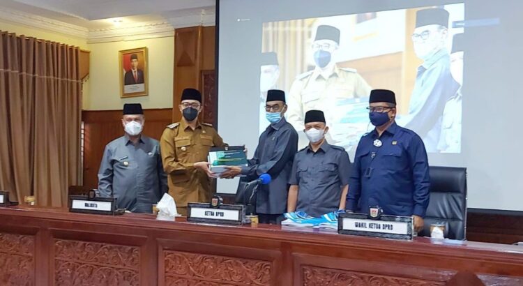 DISERAHKAN— Ketua DPRD Bukittinggi Herman Sofyan menerima RAPBD Perubahan 2021 yang diserahkan oleh Wali Kota Erman Syafar.