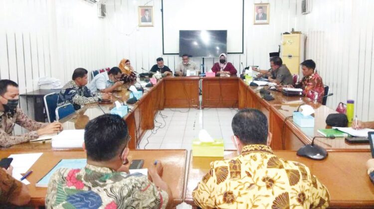 TIDAK HADIR—  Rapat Komisi I DPRD Padang, Kamis (2/9) terpaksa ditunda karena Kepala BKPSDM tak datang dan hanya diwakili Sekretaris.