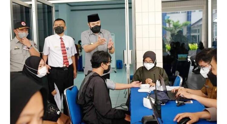 TINJAU—Wali Kota Padangpanjang Fadly Amran tinjau pelaksanaan vaksinasi di kampus ISI Padangpanjang.