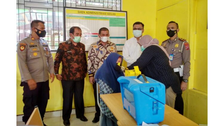VAKSINASI SISWI SMA— Wabup, Asisten I, Kapolsek Harau, Kasat Lantas Iptu Dian Jumes dan Kepsek SMA Negeri I Harau Afrizal menyaksikan siswa yang mengikuti vaksinasi.