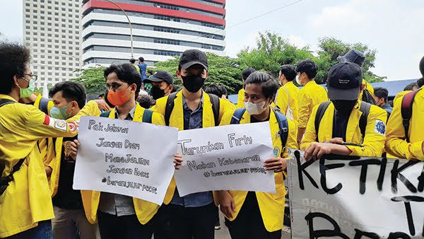 UNJUK RASA—Ratusan massa dari BEM SI yang mengelar unjuk rasa di depan gedung KPK, setelah ultimatum yang diberikan kepada Presiden Jokowi tidak digubris, Senin (27/9).