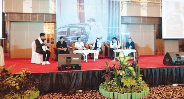 Fikoh LIDA Luncurkan Single Terbaru ”Akhir Pencarian” 1 JUMPA PERS— Fikoh LIDA bersama produsernya, Fomalhaut Zamel memberikan keterangan pers saat peluncuran single terbarunya berjudul “Akhir Pencarian” di Hotel Pangeran Beach.