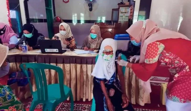 Salah seorang warga lansia sedang divaksin di Na1gari Koto Rawang Pesisir Selatan