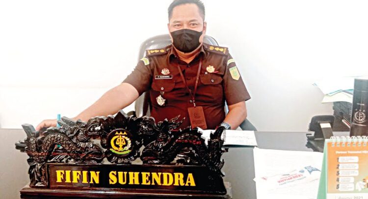 Kajari Dharmasraya Bersama 2 Anak Buah Ditangkap Tim Kejagung, Ditebangkan ke Jakarta untuk Diperiksa, Diduga Pelanggaran dalam Menangani Perkara Pidum 1 Fifin Suhendra.