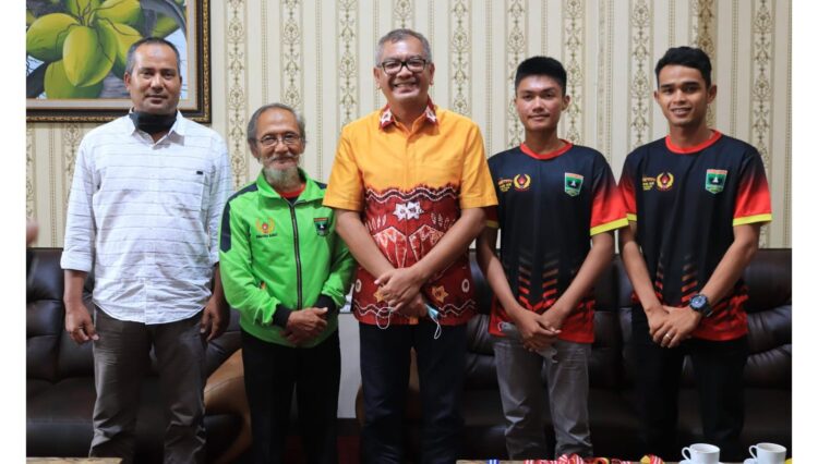 SEMANGATI--Wali Kota Payakumbuh Riza Falepi memberi semangat  atlet Pralayang asal Payakumbuh yang akan memperkuat kontingen Sumbar di PON XX Papua.
